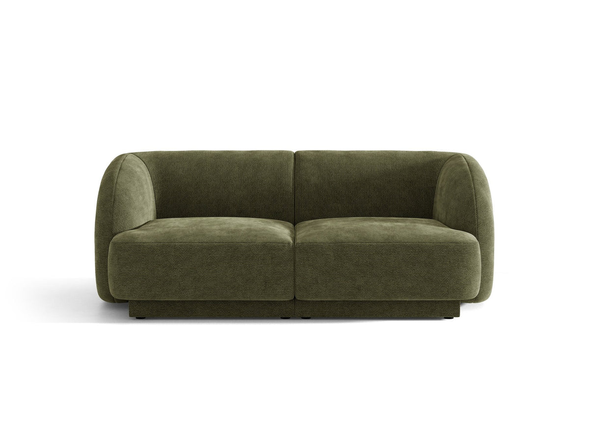 Dunkelbeiges 2er Sofa Miley von Micadoni mit Bluvel-Stoffbezug, schwarzen Kunststoffbeinen und flacher Rückenlehne, freigestellt fotografiert.