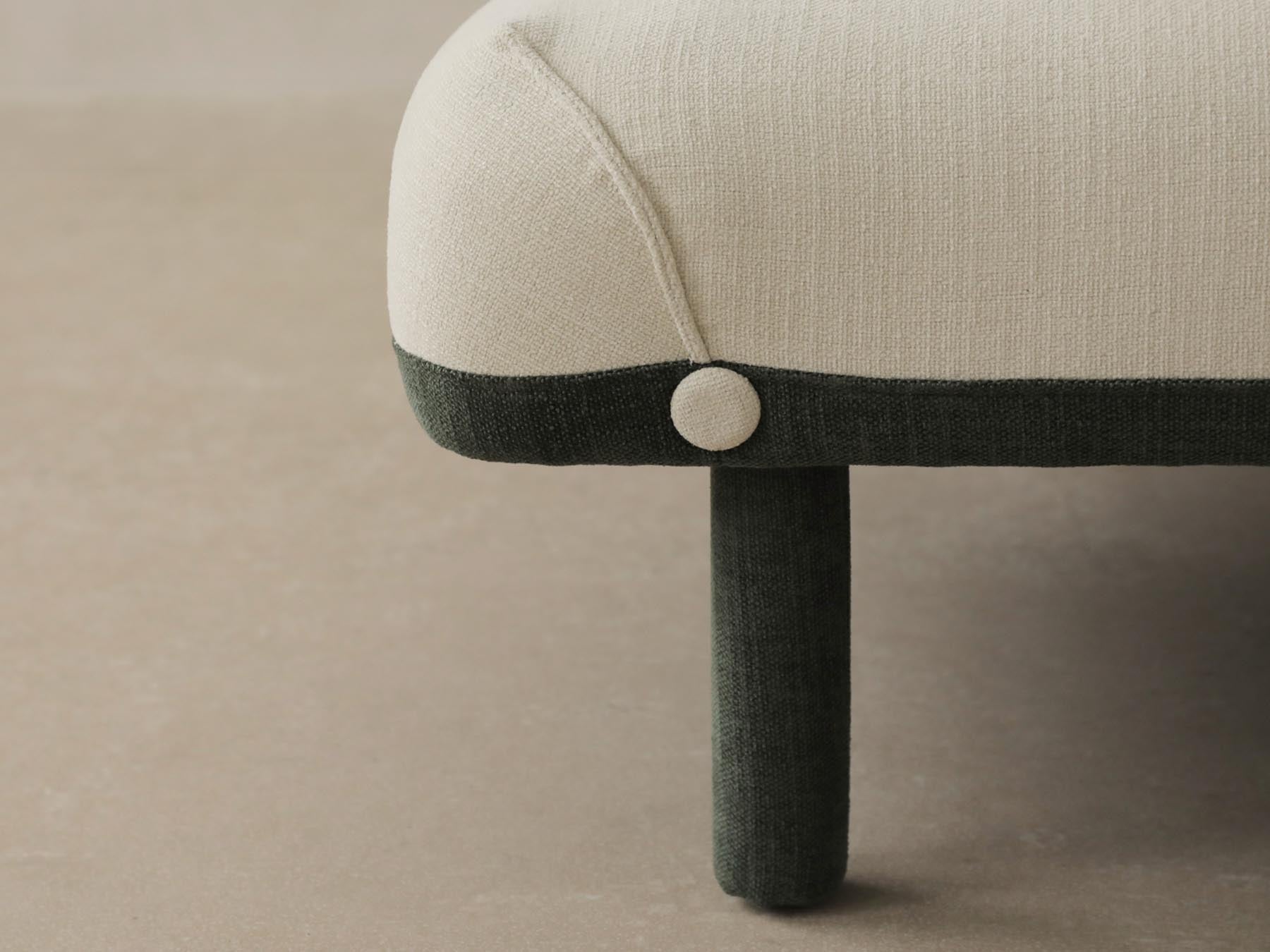 Modernes 2-Sitzer Bettsofa Sor in neutralem Beige, perfekt für kleine Räume und als komfortable Schlafgelegenheit für Gäste.