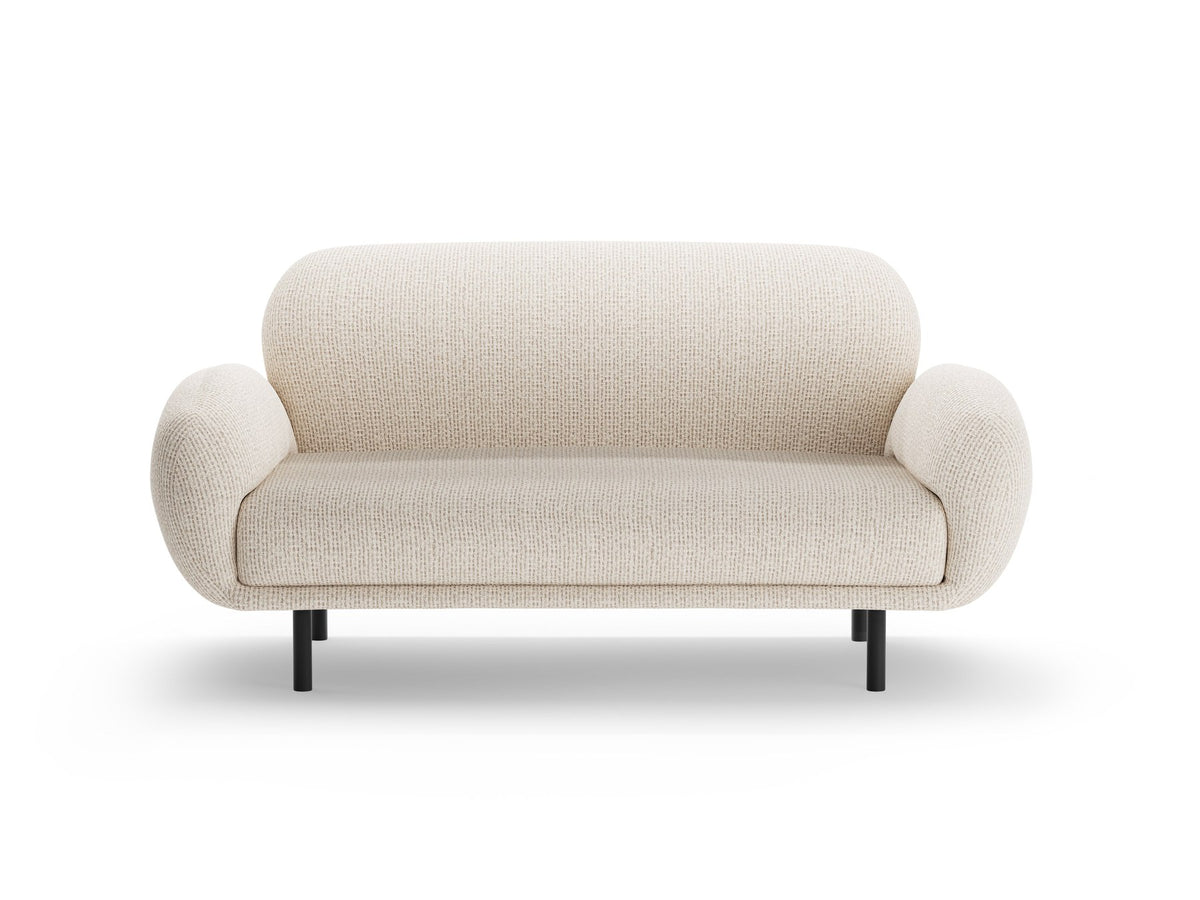 Weisses 2er Sofa Poppy von Micadoni mit runder Silhouette, Bouclé-Stoff-Bezug und schwarzen Metallbeinen auf hellem Hintergrund.
