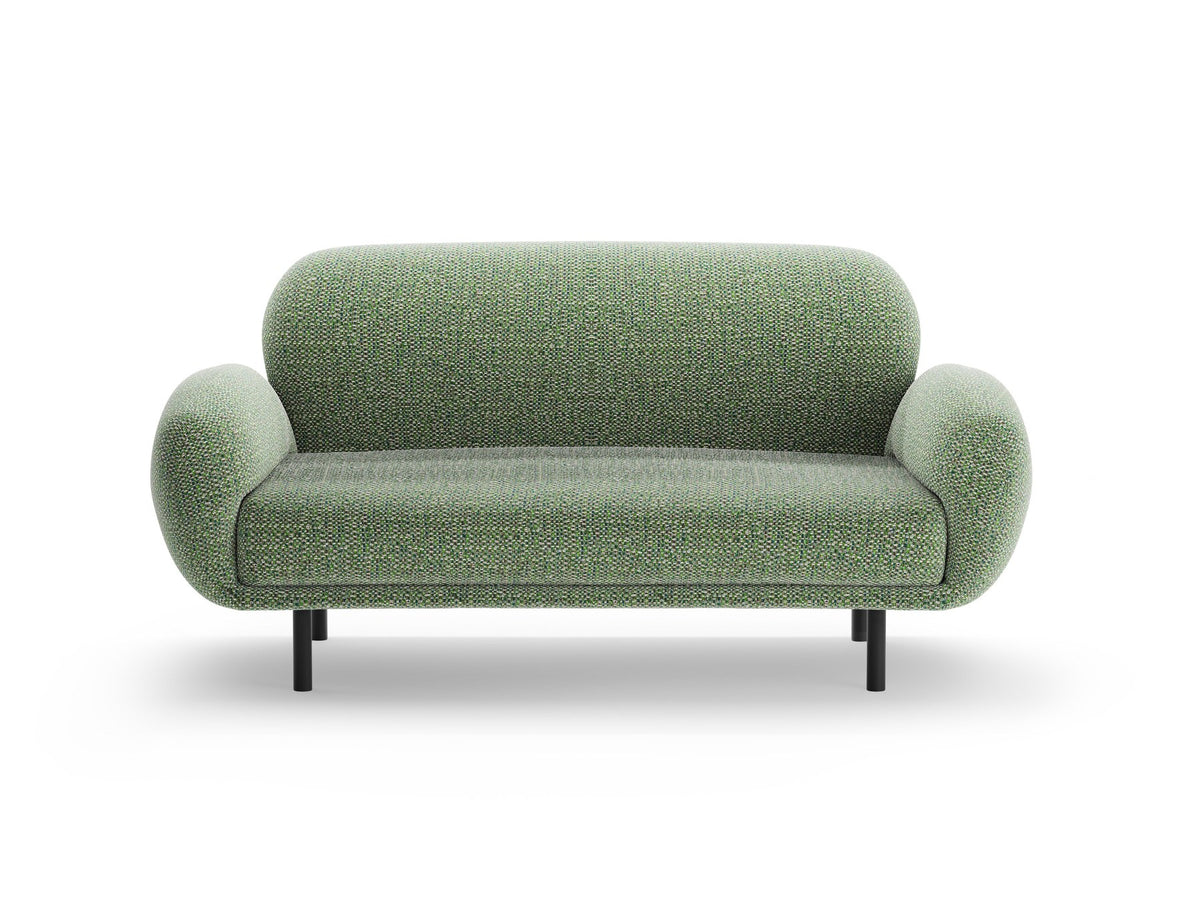 Weisses 2er Sofa Poppy von Micadoni mit runder Silhouette, Bouclé-Stoff-Bezug und schwarzen Metallbeinen auf hellem Hintergrund.
