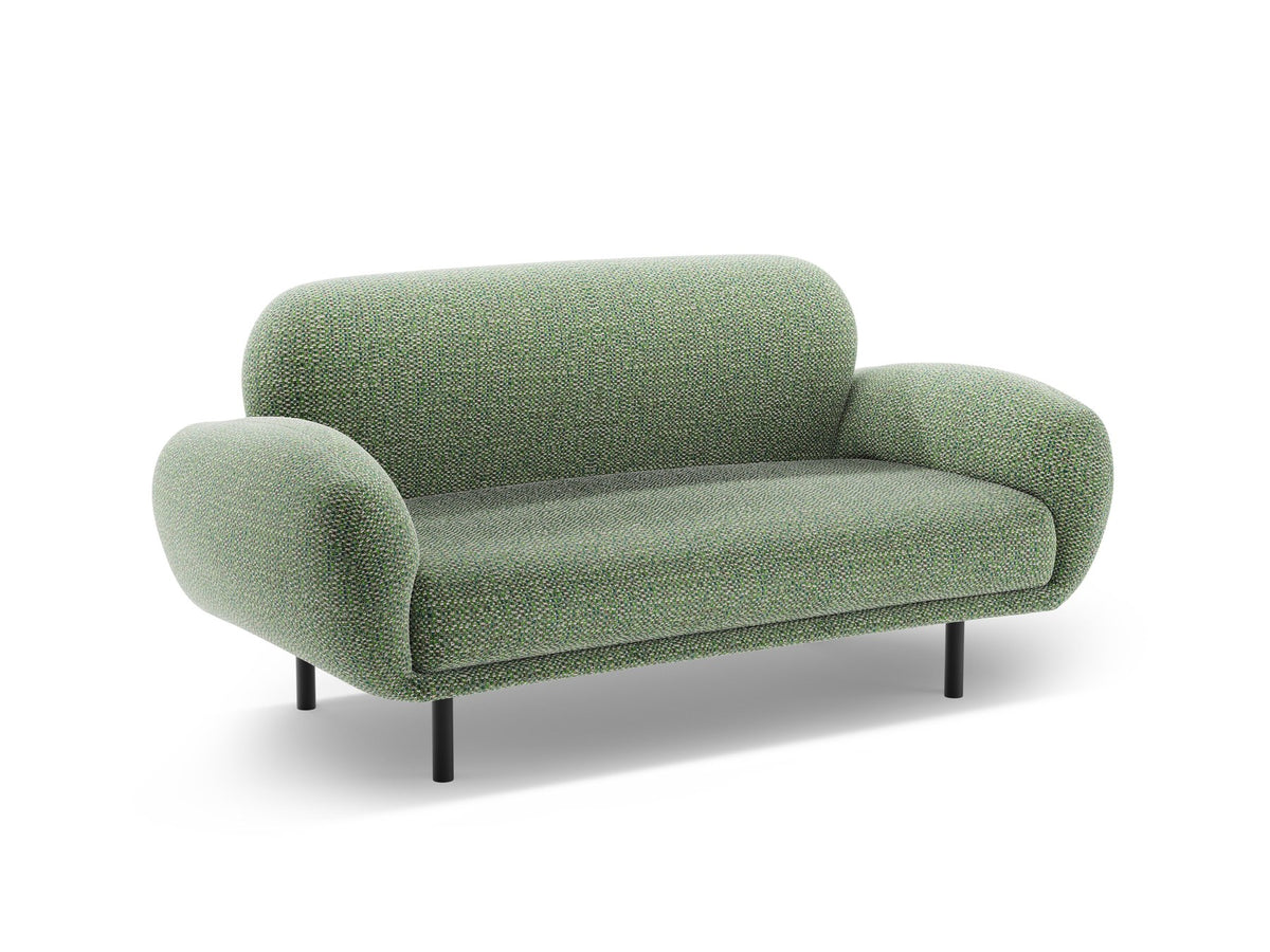 Weisses 2er Sofa Poppy von Micadoni mit runder Silhouette, Bouclé-Stoff-Bezug und schwarzen Metallbeinen auf hellem Hintergrund.