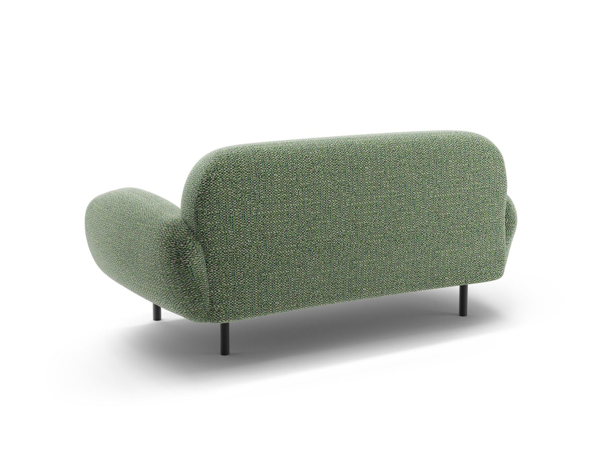 Weisses 2er Sofa Poppy von Micadoni mit runder Silhouette, Bouclé-Stoff-Bezug und schwarzen Metallbeinen auf hellem Hintergrund.