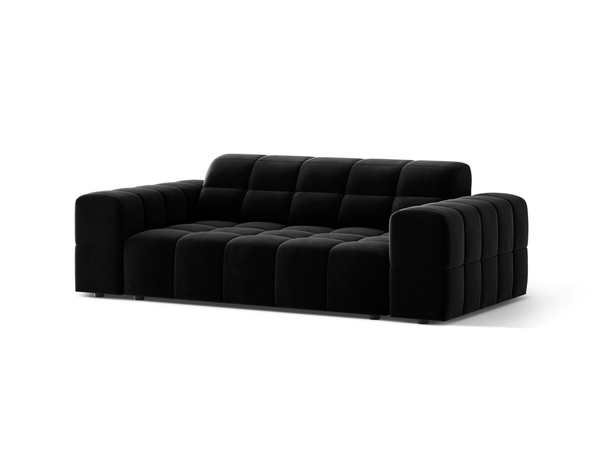 Beiges 2er Sofa Jennifer von Micadoni mit Chenille-Bezug, schwarzen Kunststoffbeinen und gepolsterter Rückenlehne auf hellem Hintergrund fotografiert.
