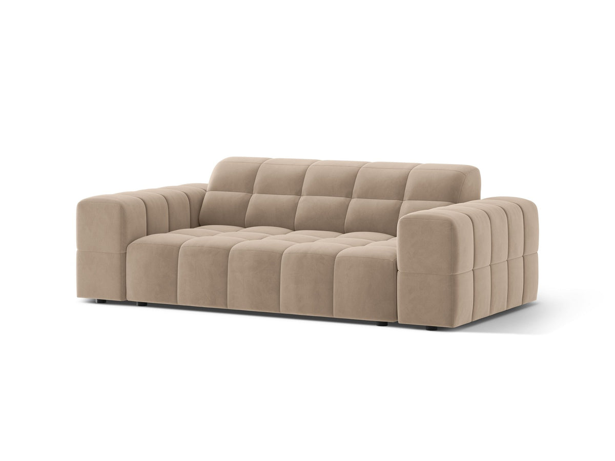 Beiges 2er Sofa Jennifer von Micadoni mit Chenille-Bezug, schwarzen Kunststoffbeinen und gepolsterter Rückenlehne auf hellem Hintergrund fotografiert.