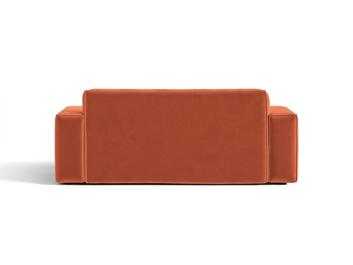 Zweisitzer-Sofa Jodie von Micadoni mit beigem Samtbezug, schwarzen Kunststoffbeinen und gepolsterter Rückenlehne, Frontalansicht.