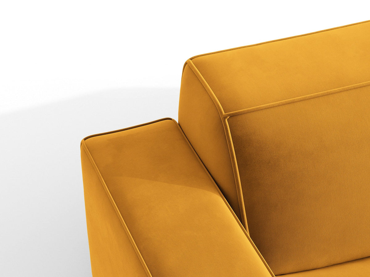 Zweisitzer-Sofa Jodie von Micadoni mit beigem Samtbezug, schwarzen Kunststoffbeinen und gepolsterter Rückenlehne, Frontalansicht.