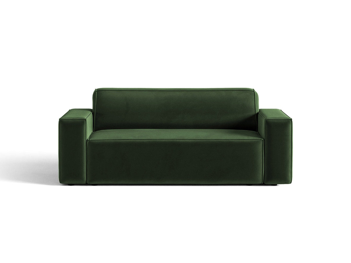 Zweisitzer-Sofa Jodie von Micadoni mit beigem Samtbezug, schwarzen Kunststoffbeinen und gepolsterter Rückenlehne, Frontalansicht.