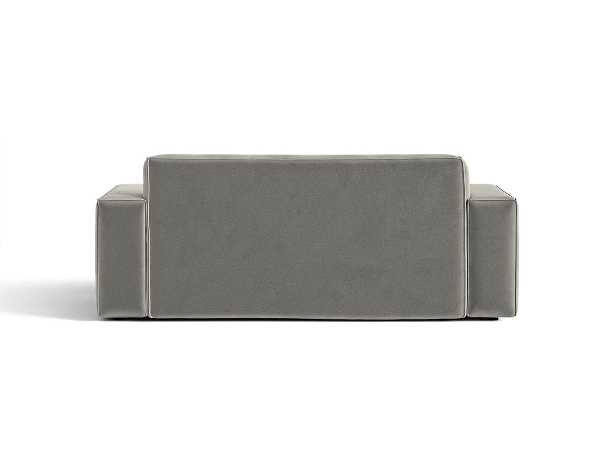 Zweisitzer-Sofa Jodie von Micadoni mit beigem Samtbezug, schwarzen Kunststoffbeinen und gepolsterter Rückenlehne, Frontalansicht.