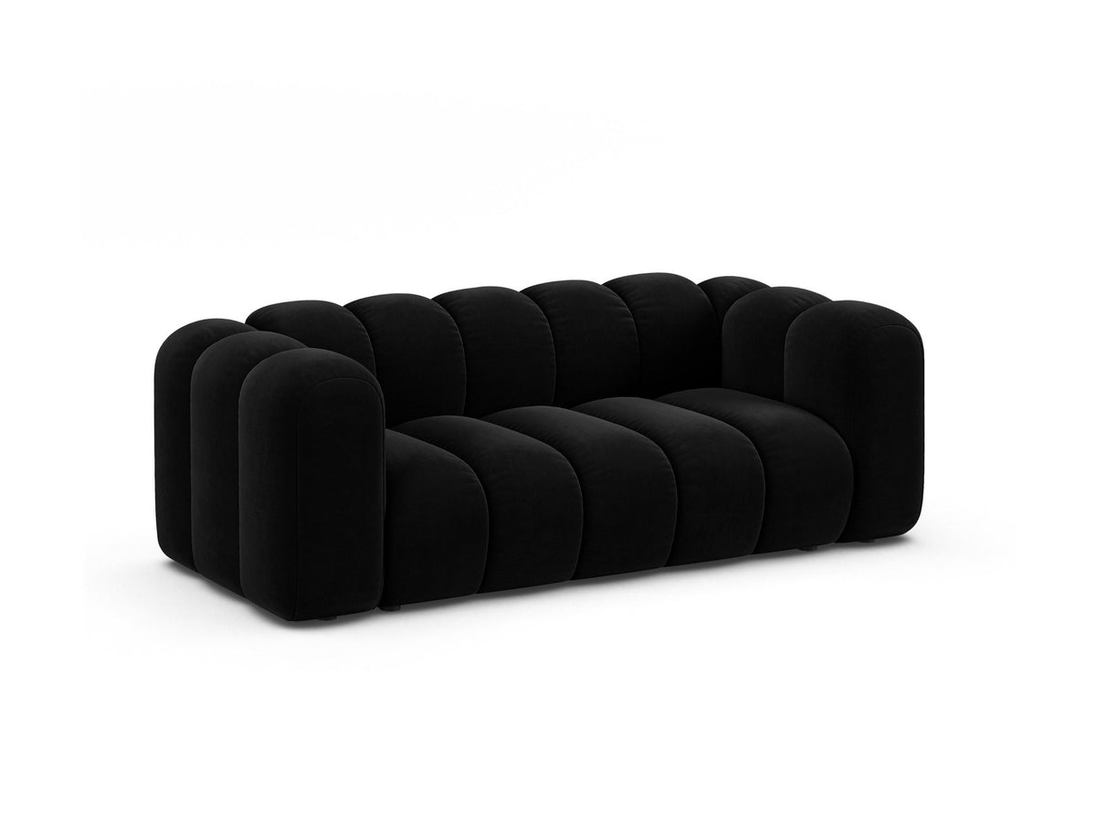 2er Sofa Lupine von Micadoni in leichtem Beige mit Samtstoff Venus, schwarzen Kunststoffbeinen und gerader Rückenlehne, Frontansicht.