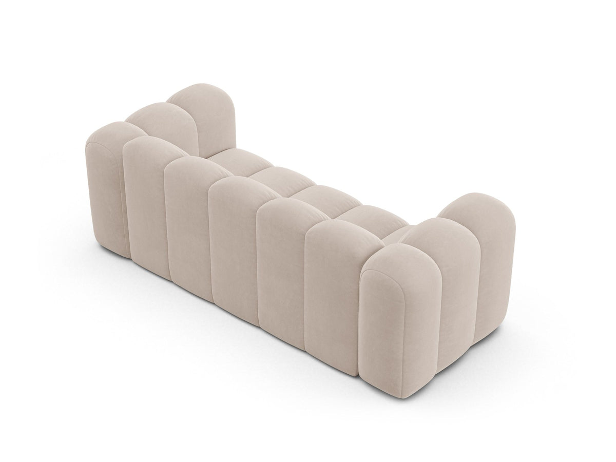 2er Sofa Lupine von Micadoni in leichtem Beige mit Samtstoff Venus, schwarzen Kunststoffbeinen und gerader Rückenlehne, Frontansicht.