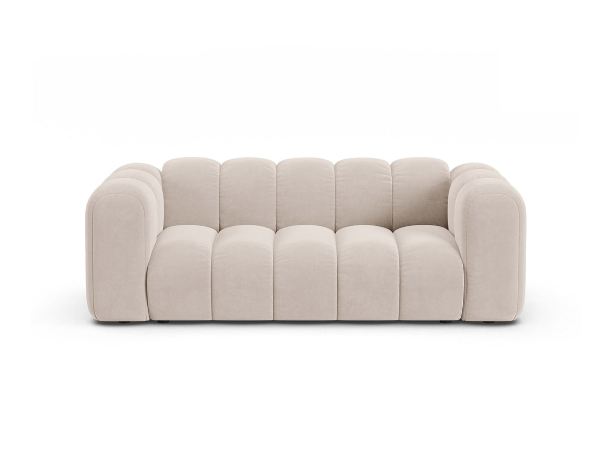 2er Sofa Lupine von Micadoni in leichtem Beige mit Samtstoff Venus, schwarzen Kunststoffbeinen und gerader Rückenlehne, Frontansicht.