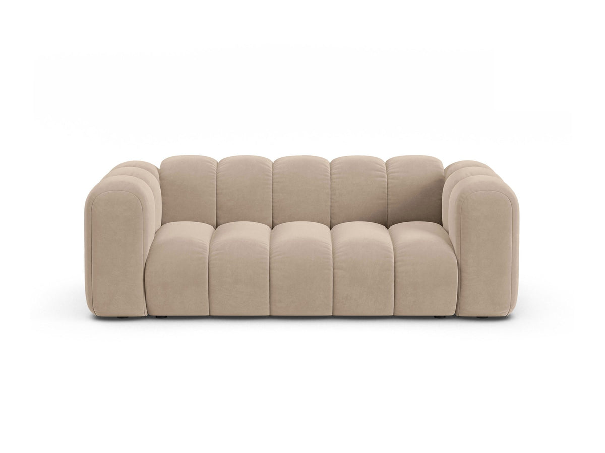 2er Sofa Lupine von Micadoni in leichtem Beige mit Samtstoff Venus, schwarzen Kunststoffbeinen und gerader Rückenlehne, Frontansicht.