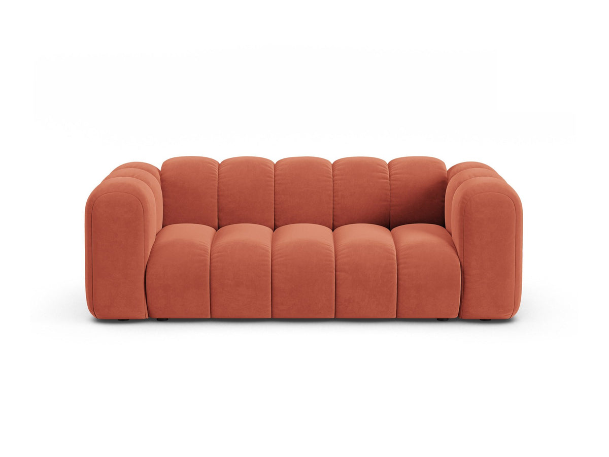 2er Sofa Lupine von Micadoni in leichtem Beige mit Samtstoff Venus, schwarzen Kunststoffbeinen und gerader Rückenlehne, Frontansicht.