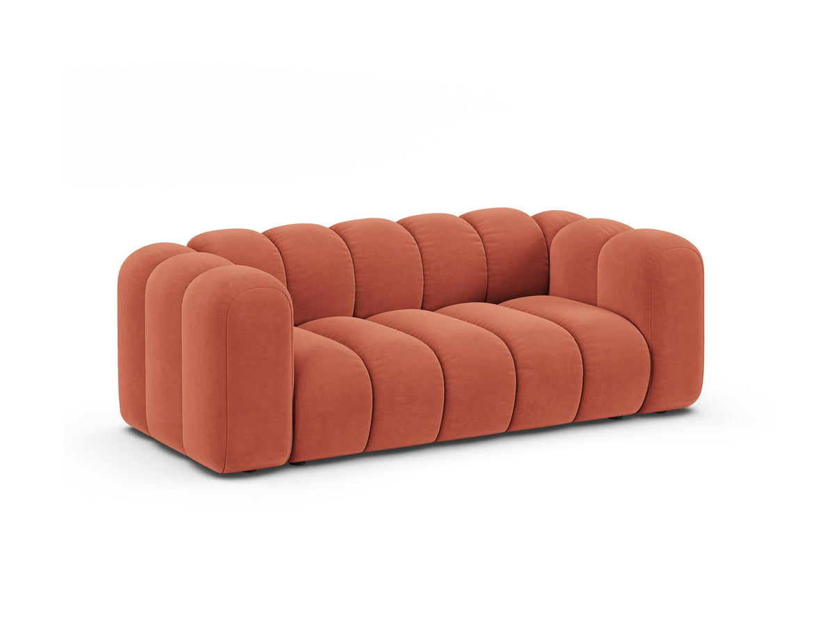 2er Sofa Lupine von Micadoni in leichtem Beige mit Samtstoff Venus, schwarzen Kunststoffbeinen und gerader Rückenlehne, Frontansicht.