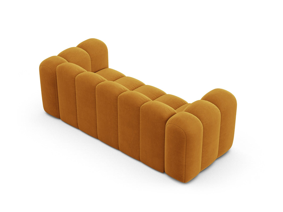 2er Sofa Lupine von Micadoni in leichtem Beige mit Samtstoff Venus, schwarzen Kunststoffbeinen und gerader Rückenlehne, Frontansicht.