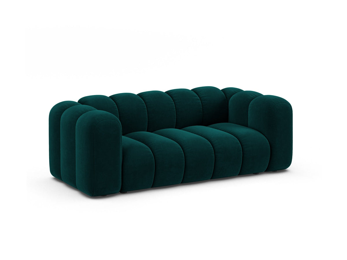 2er Sofa Lupine von Micadoni in leichtem Beige mit Samtstoff Venus, schwarzen Kunststoffbeinen und gerader Rückenlehne, Frontansicht.