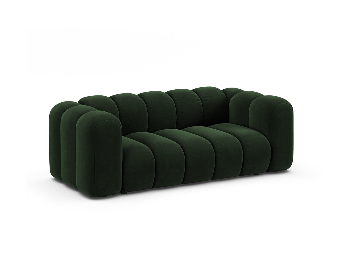 2er Sofa Lupine von Micadoni in leichtem Beige mit Samtstoff Venus, schwarzen Kunststoffbeinen und gerader Rückenlehne, Frontansicht.