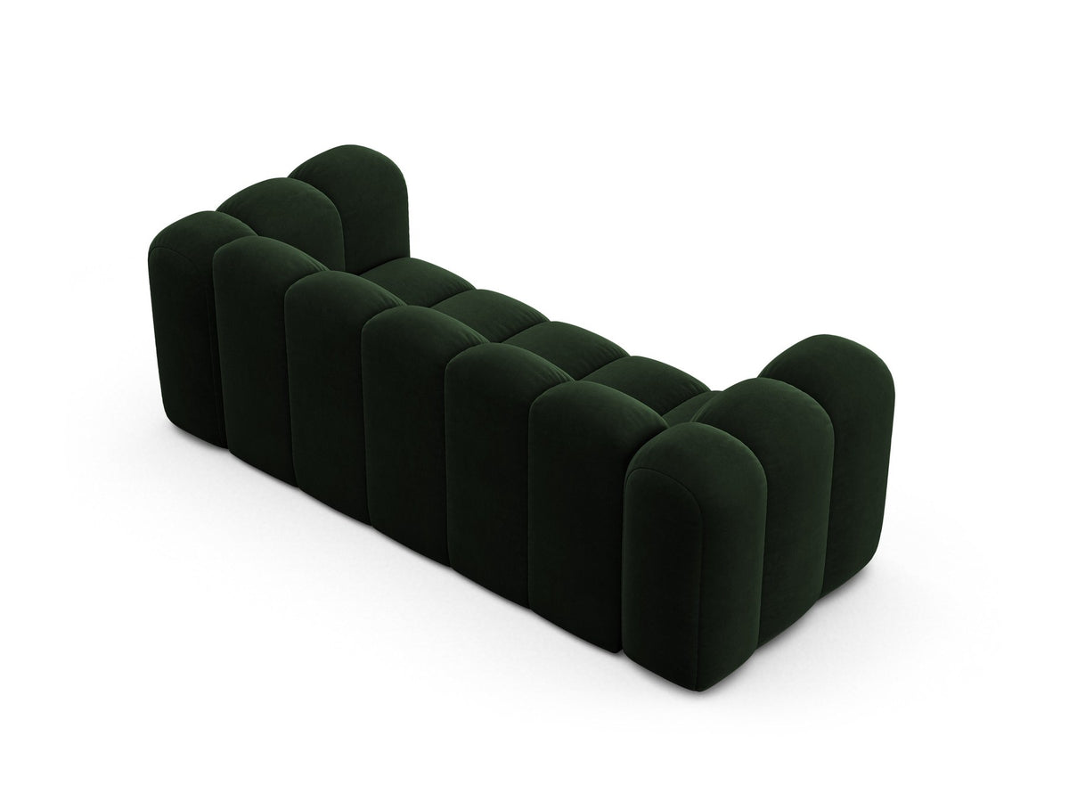 2er Sofa Lupine von Micadoni in leichtem Beige mit Samtstoff Venus, schwarzen Kunststoffbeinen und gerader Rückenlehne, Frontansicht.