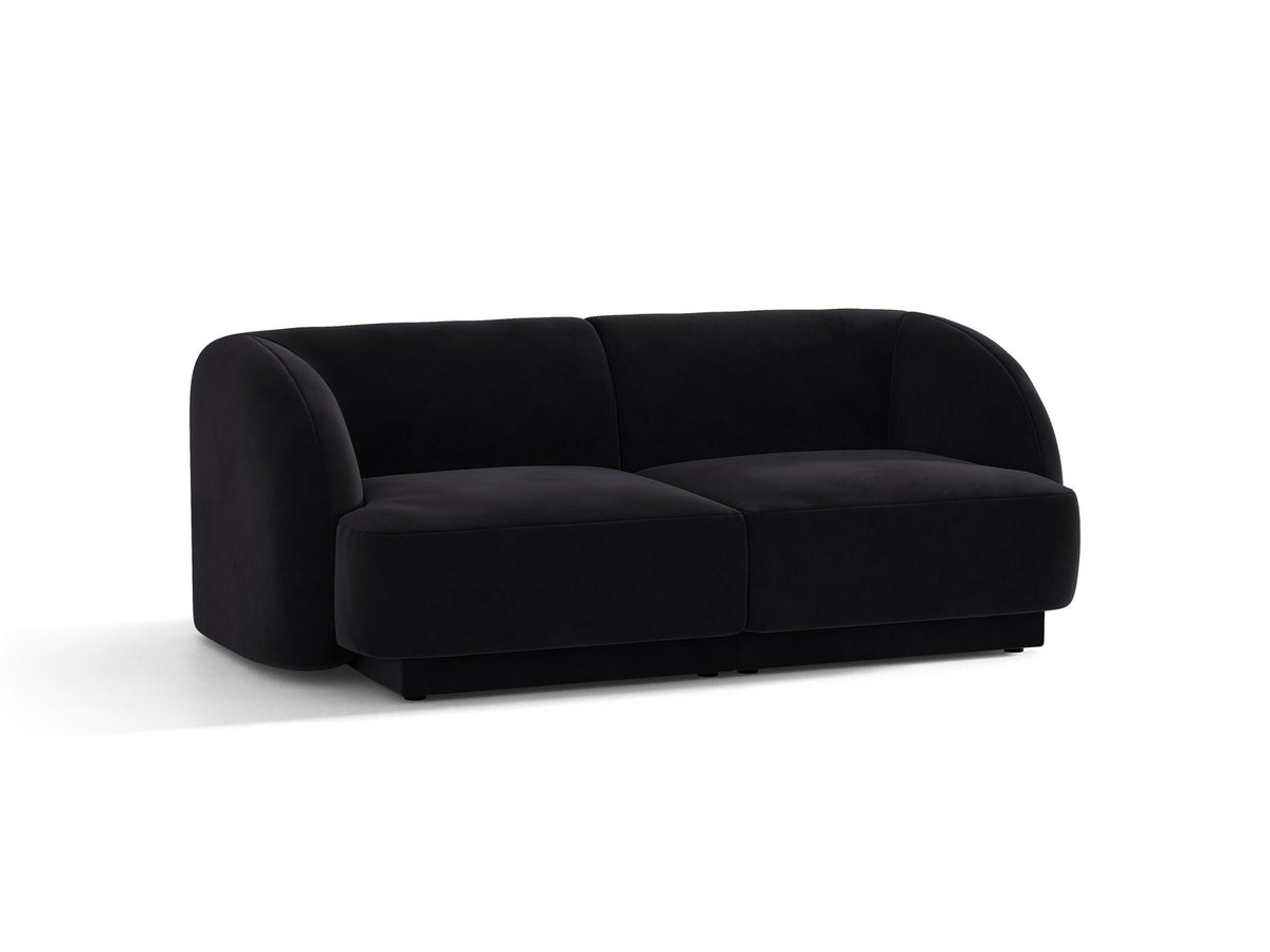 Dunkelbeiges 2er Sofa Miley von Micadoni mit Bluvel-Stoffbezug, schwarzen Kunststoffbeinen und flacher Rückenlehne, freigestellt fotografiert.