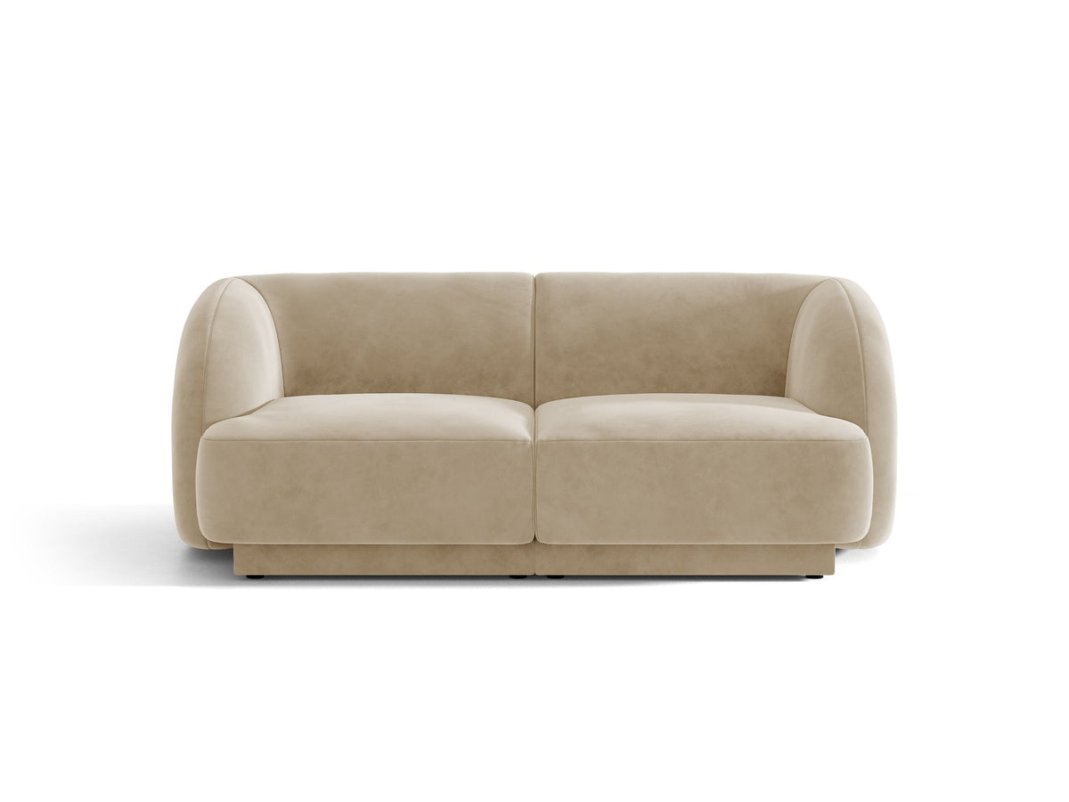 Dunkelbeiges 2er Sofa Miley von Micadoni mit Bluvel-Stoffbezug, schwarzen Kunststoffbeinen und flacher Rückenlehne, freigestellt fotografiert.