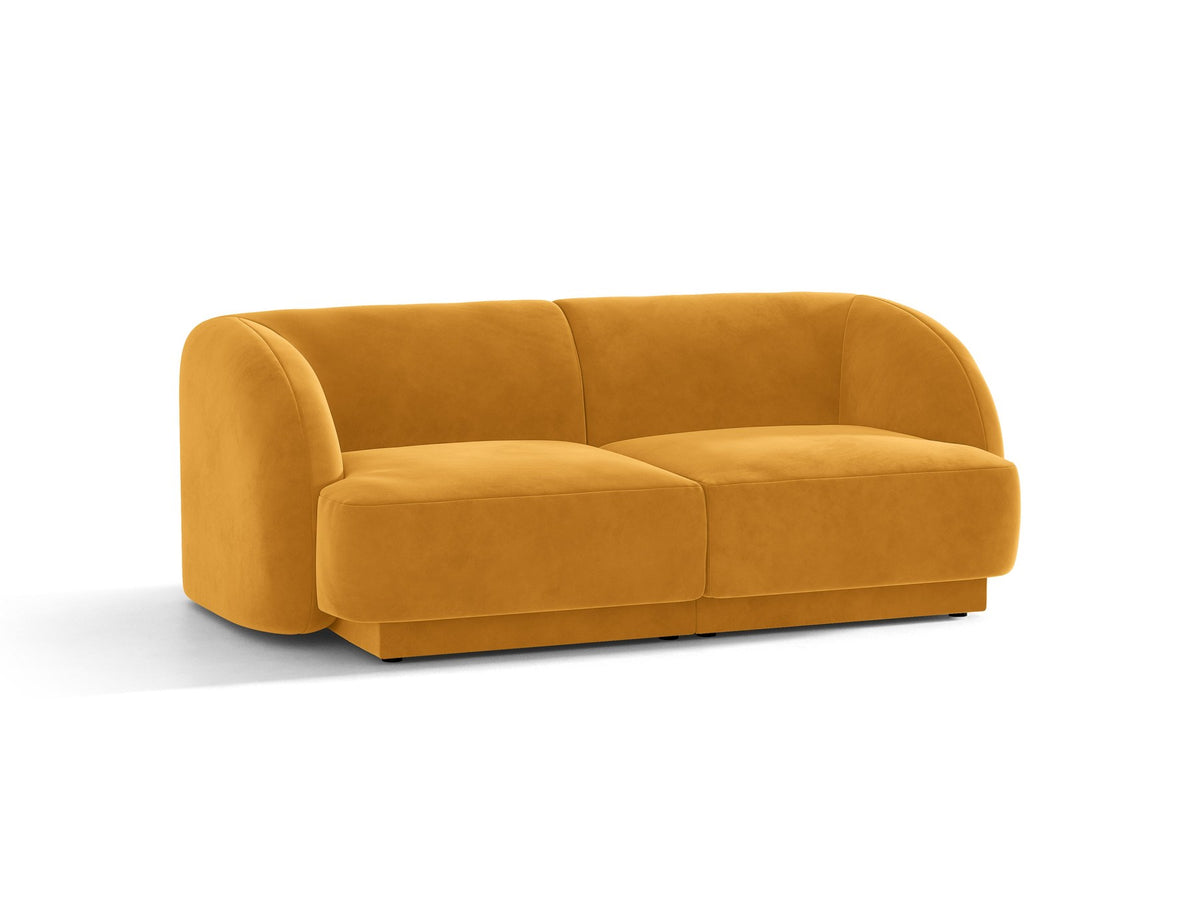 Dunkelbeiges 2er Sofa Miley von Micadoni mit Bluvel-Stoffbezug, schwarzen Kunststoffbeinen und flacher Rückenlehne, freigestellt fotografiert.