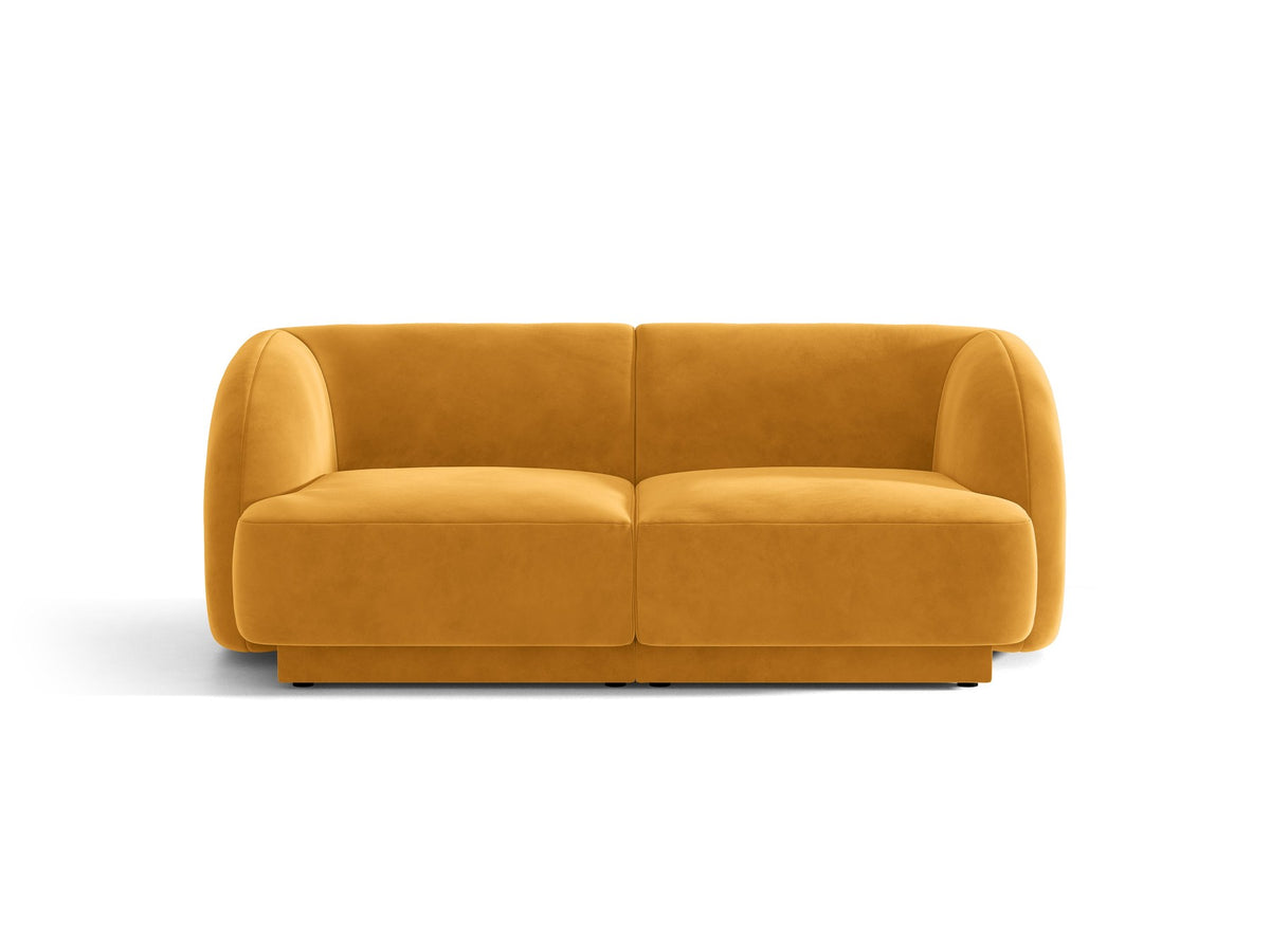 Dunkelbeiges 2er Sofa Miley von Micadoni mit Bluvel-Stoffbezug, schwarzen Kunststoffbeinen und flacher Rückenlehne, freigestellt fotografiert.