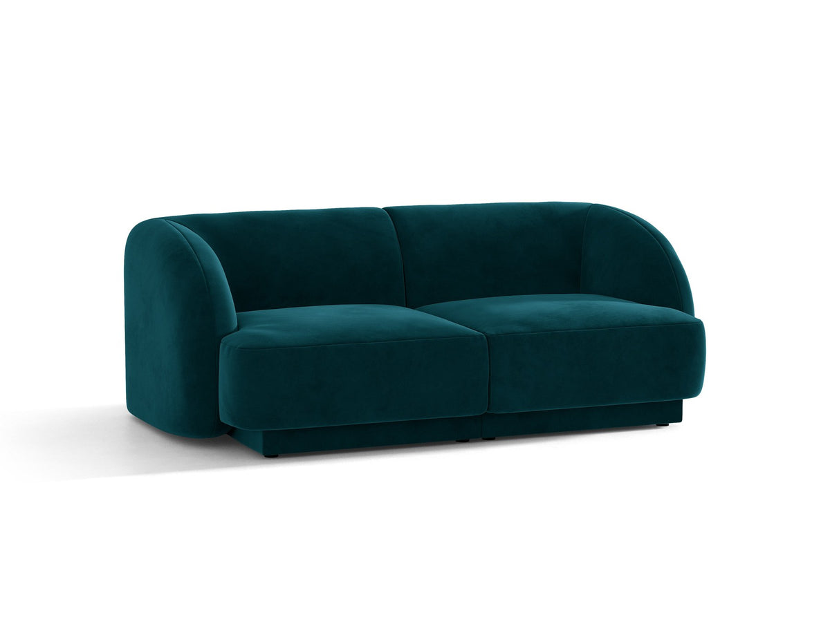Dunkelbeiges 2er Sofa Miley von Micadoni mit Bluvel-Stoffbezug, schwarzen Kunststoffbeinen und flacher Rückenlehne, freigestellt fotografiert.