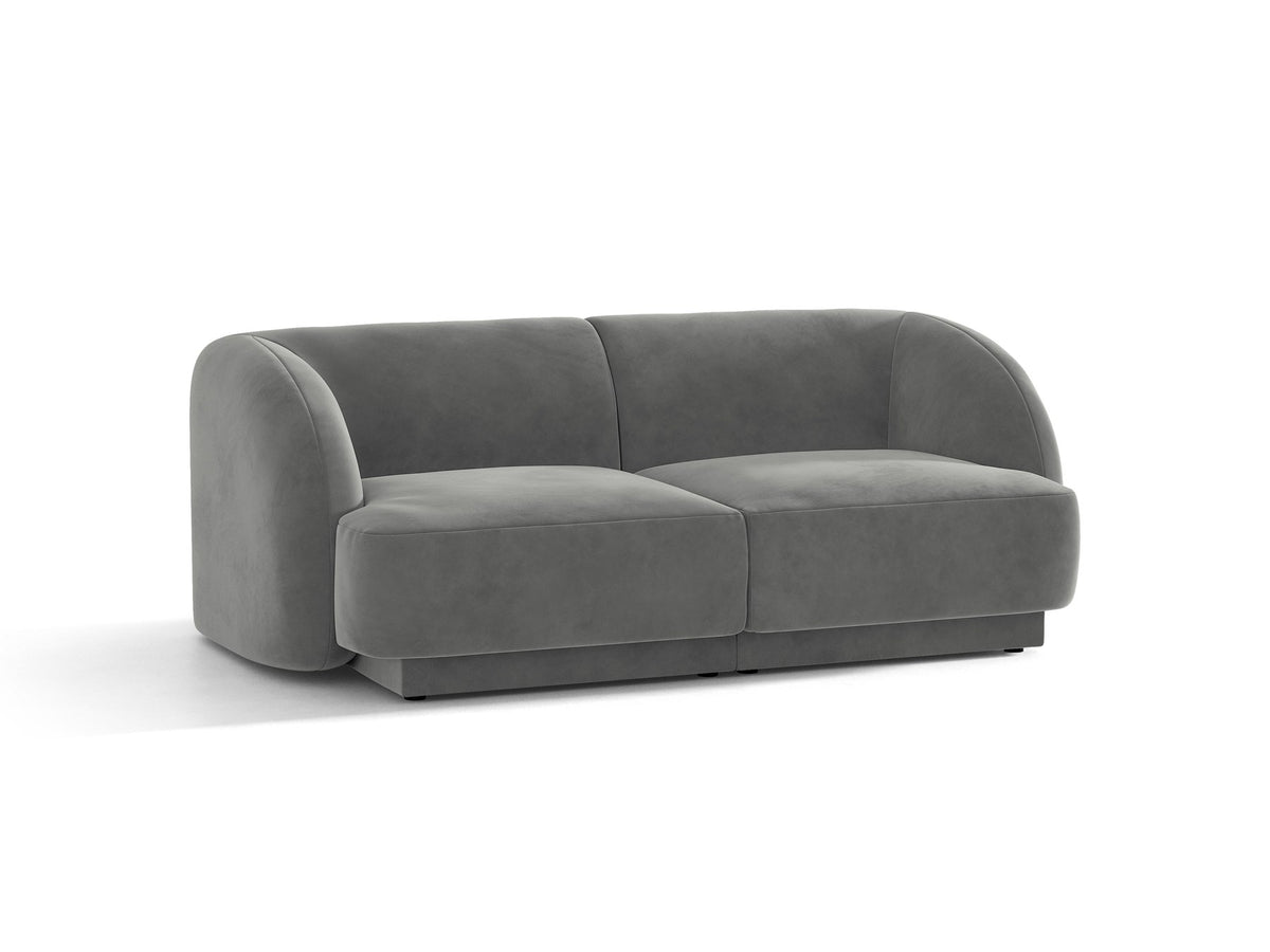Dunkelbeiges 2er Sofa Miley von Micadoni mit Bluvel-Stoffbezug, schwarzen Kunststoffbeinen und flacher Rückenlehne, freigestellt fotografiert.