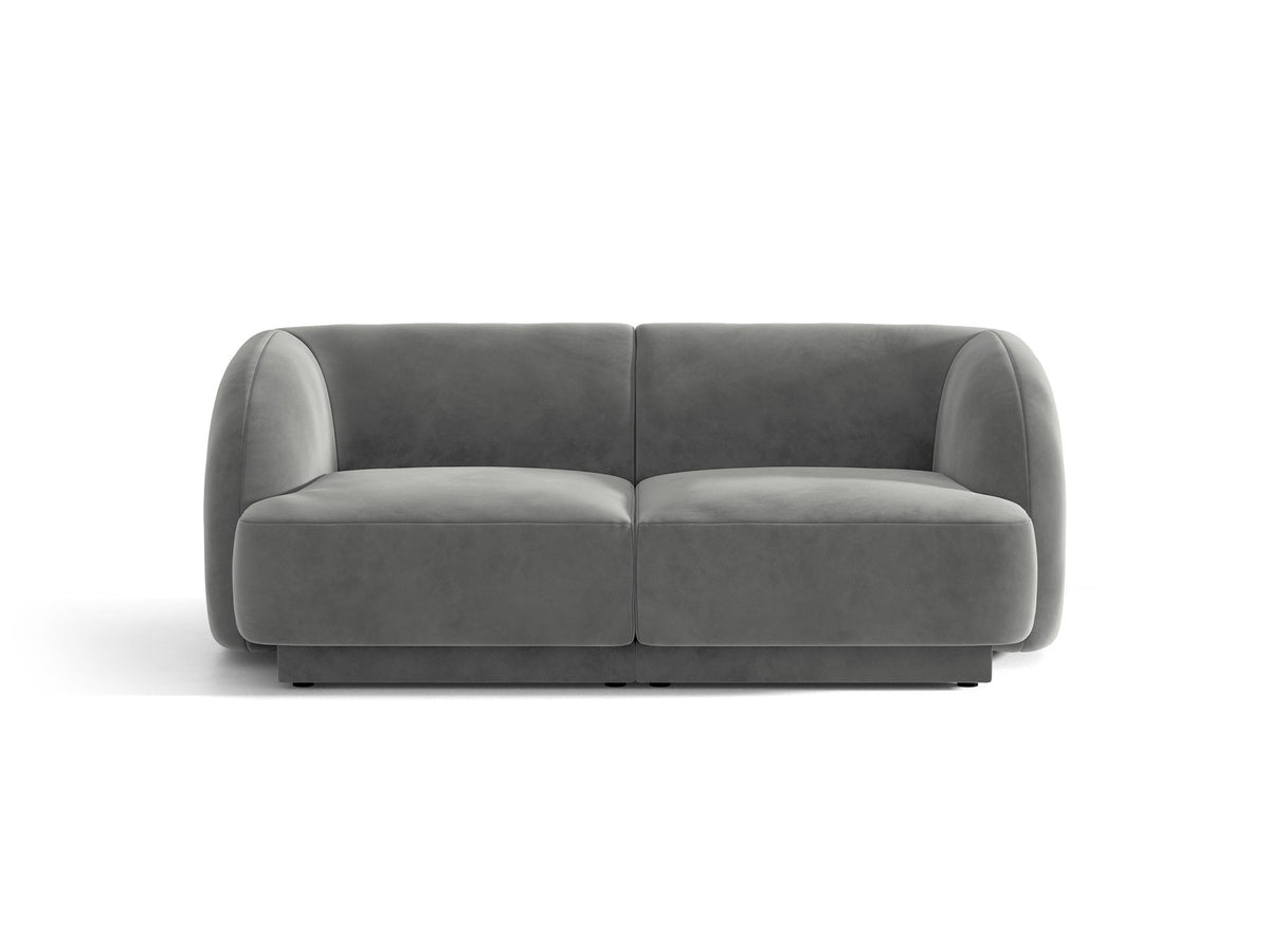 Dunkelbeiges 2er Sofa Miley von Micadoni mit Bluvel-Stoffbezug, schwarzen Kunststoffbeinen und flacher Rückenlehne, freigestellt fotografiert.