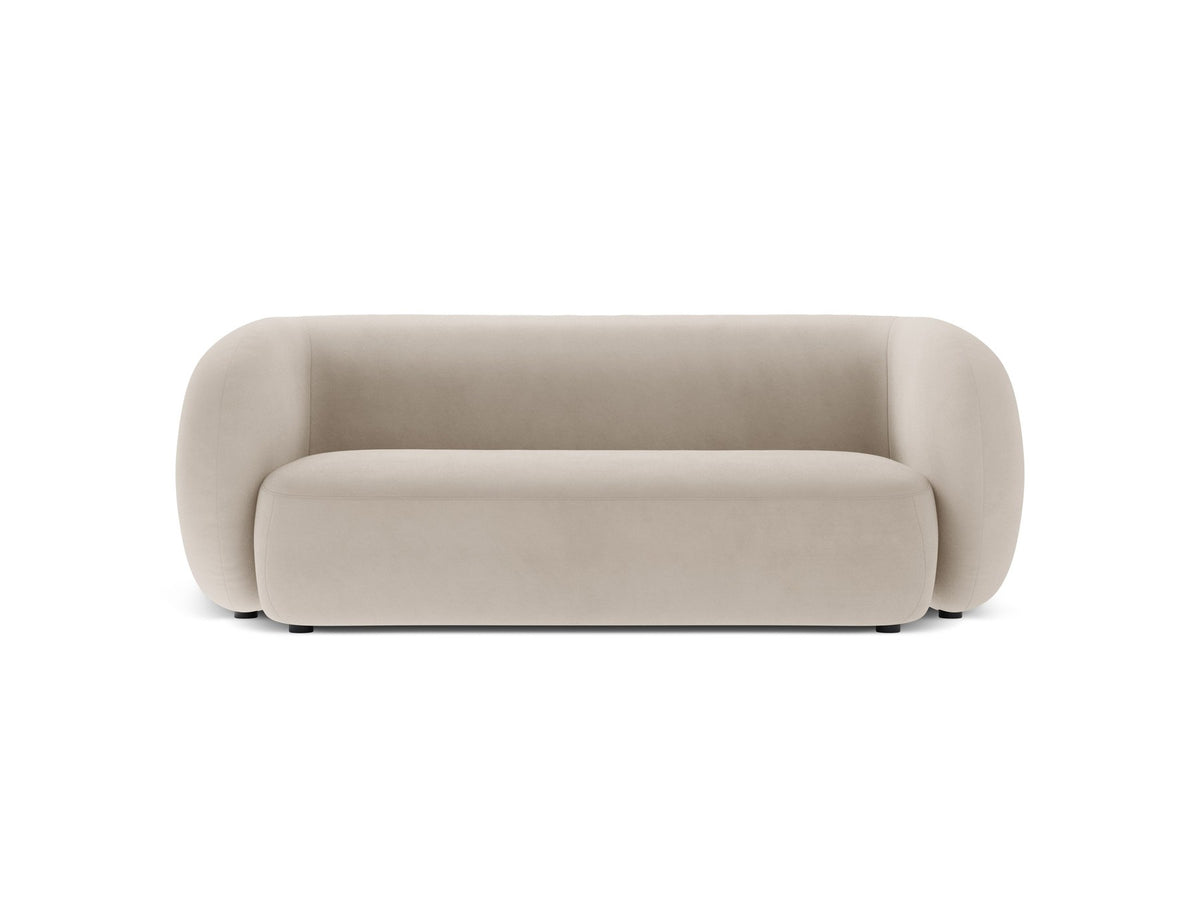Weisses 4er Sofa Kate von Micadoni mit strukturiertem Bouclé-Stoff, schwarzen Kunststoffbeinen und breiter Sitzfläche.
