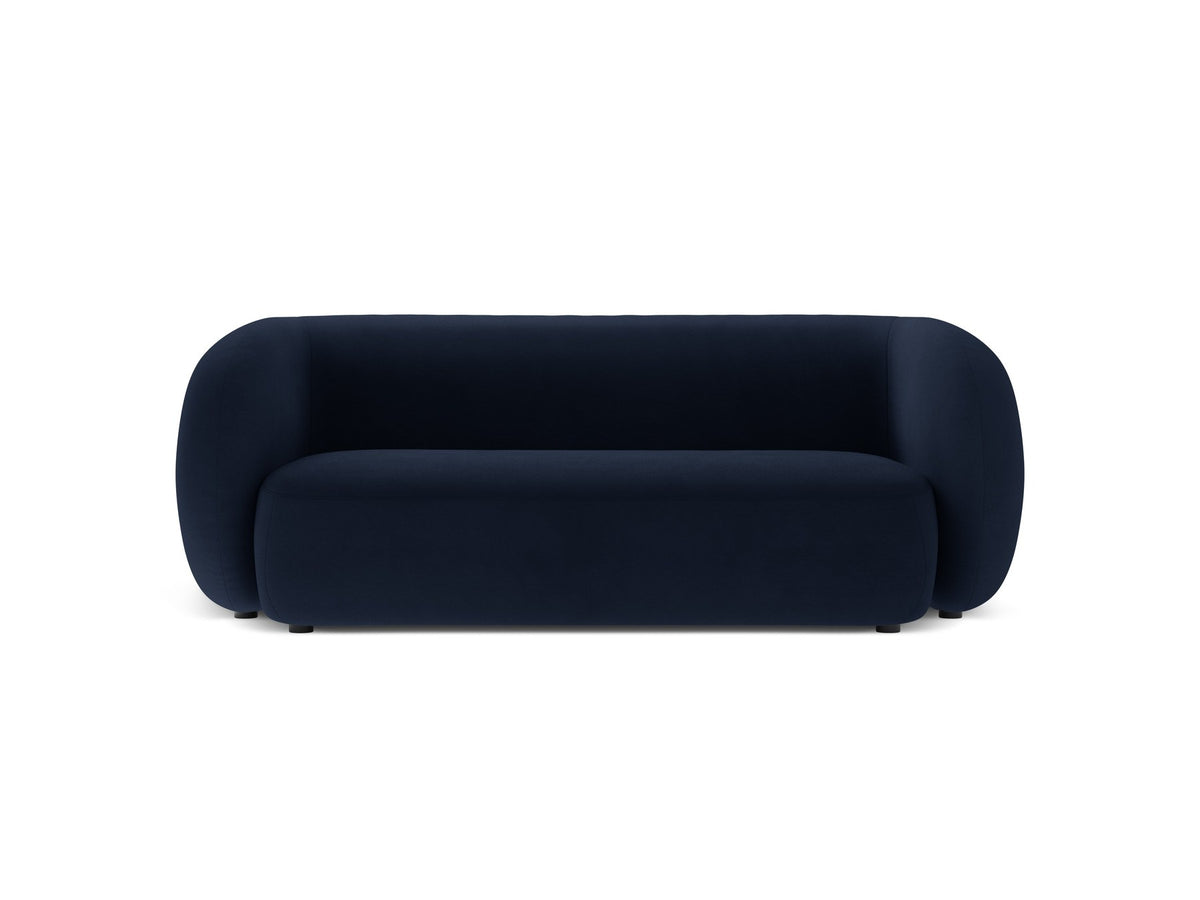 Weisses 4er Sofa Kate von Micadoni mit strukturiertem Bouclé-Stoff, schwarzen Kunststoffbeinen und breiter Sitzfläche.