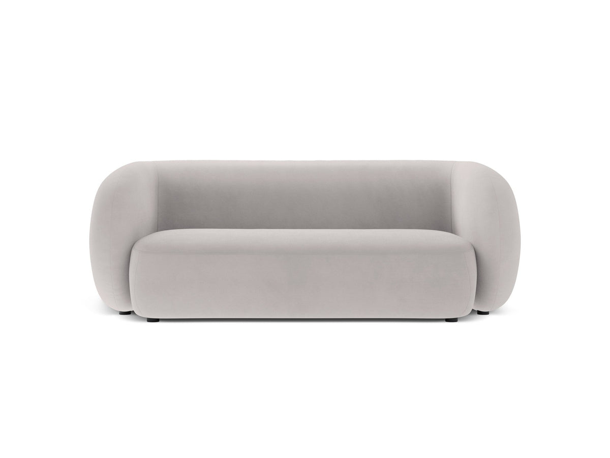 Weisses 4er Sofa Kate von Micadoni mit strukturiertem Bouclé-Stoff, schwarzen Kunststoffbeinen und breiter Sitzfläche.