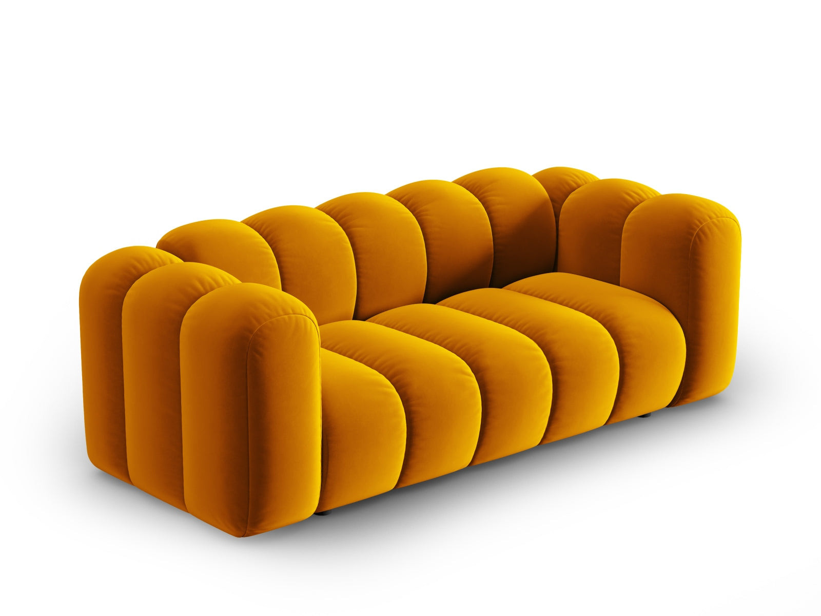 Elegantes Lupine Velour Sofa für zwei Personen in strahlendem Gelb, ideal für stilvolle Wohnräume und gemütliche Abende.