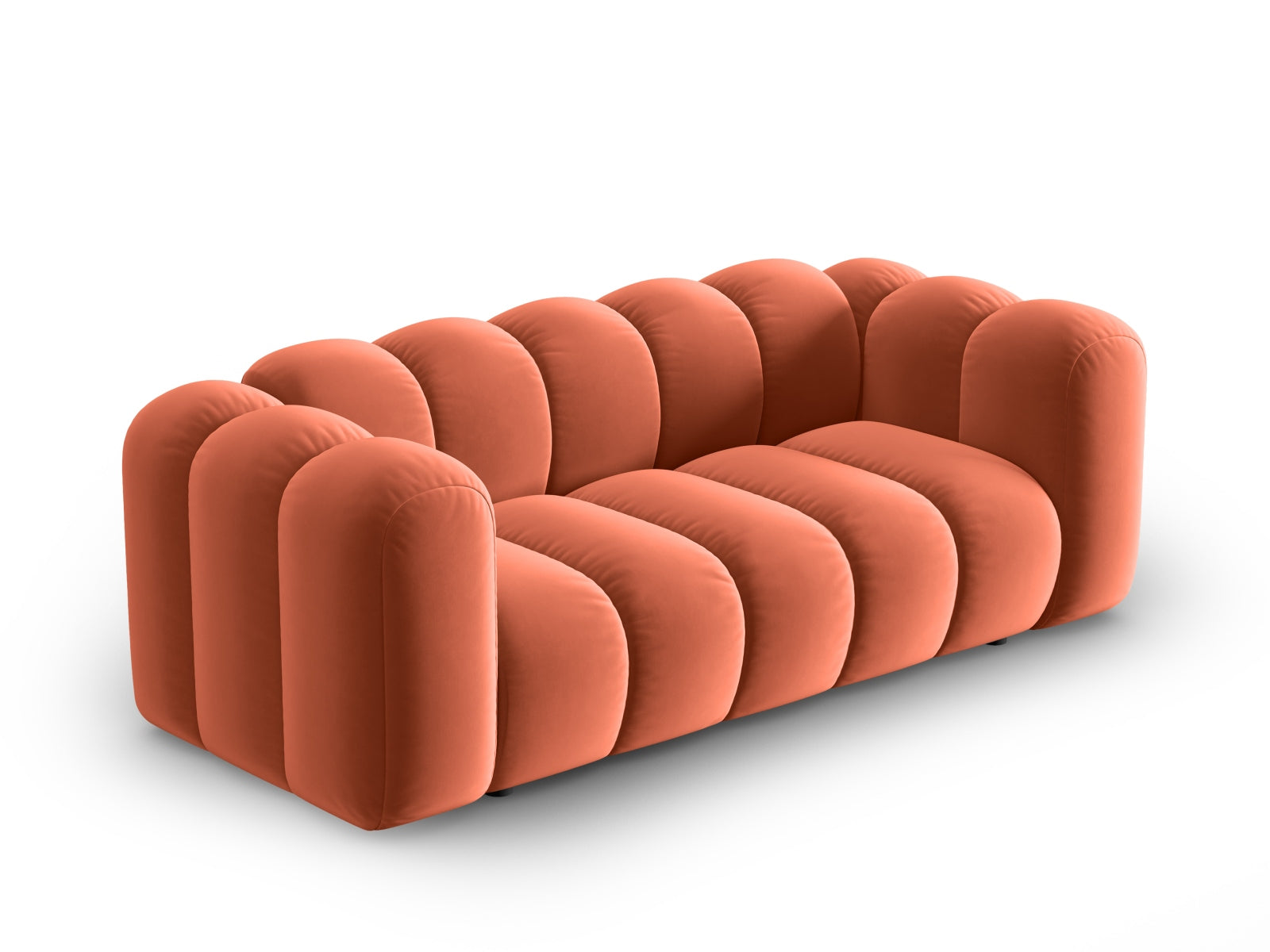 Elegantes Lupine Velour Sofa für zwei Personen in Coral-Salvador, ideal für stilvolle Wohnräume, erhältlich bei KAQTU Design AG.