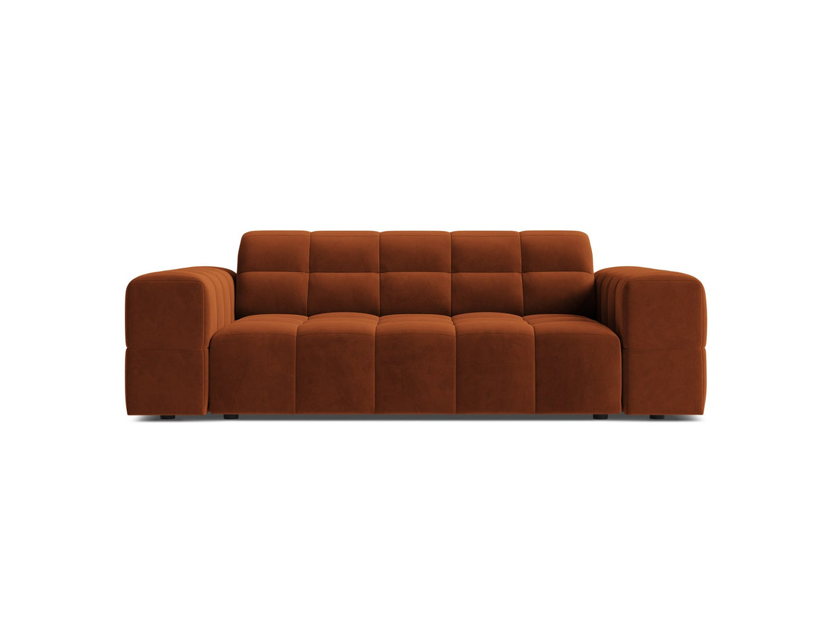 Beiges 2er Sofa Jennifer von Micadoni mit Chenille-Bezug, schwarzen Kunststoffbeinen und gepolsterter Rückenlehne auf hellem Hintergrund fotografiert.