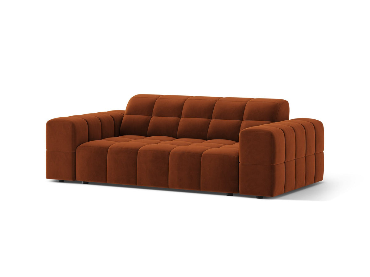 Beiges 2er Sofa Jennifer von Micadoni mit Chenille-Bezug, schwarzen Kunststoffbeinen und gepolsterter Rückenlehne auf hellem Hintergrund fotografiert.