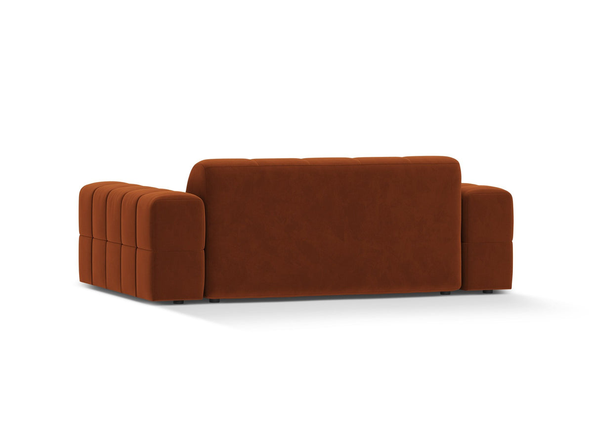 Beiges 2er Sofa Jennifer von Micadoni mit Chenille-Bezug, schwarzen Kunststoffbeinen und gepolsterter Rückenlehne auf hellem Hintergrund fotografiert.