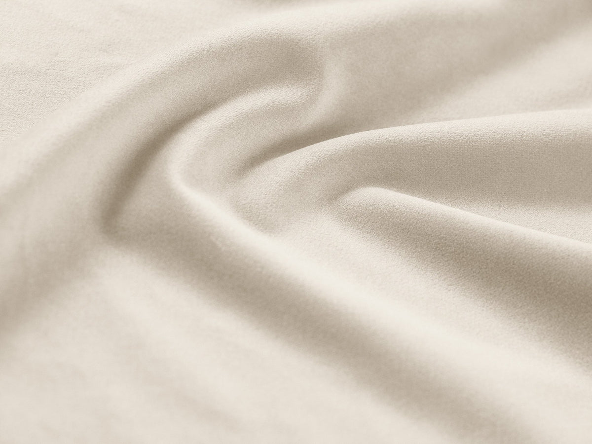 Beiges 2er Sofa Jennifer von Micadoni mit Chenille-Bezug, schwarzen Kunststoffbeinen und gepolsterter Rückenlehne auf hellem Hintergrund fotografiert.