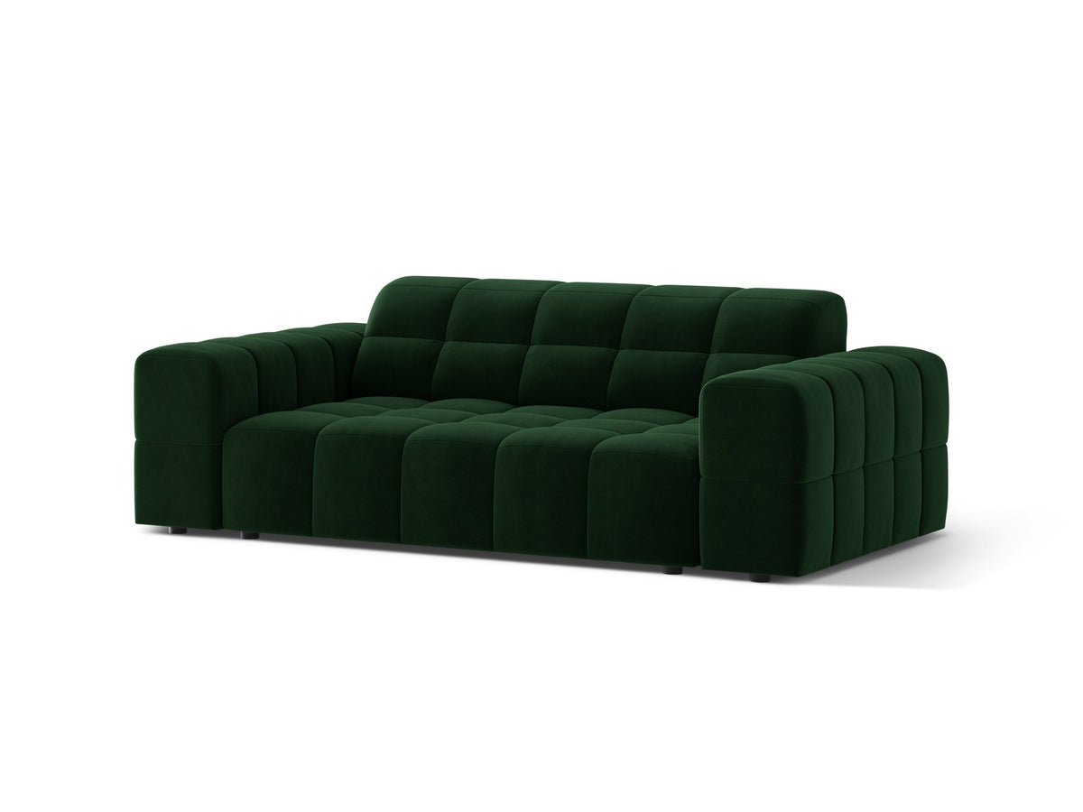Beiges 2er Sofa Jennifer von Micadoni mit Chenille-Bezug, schwarzen Kunststoffbeinen und gepolsterter Rückenlehne auf hellem Hintergrund fotografiert.