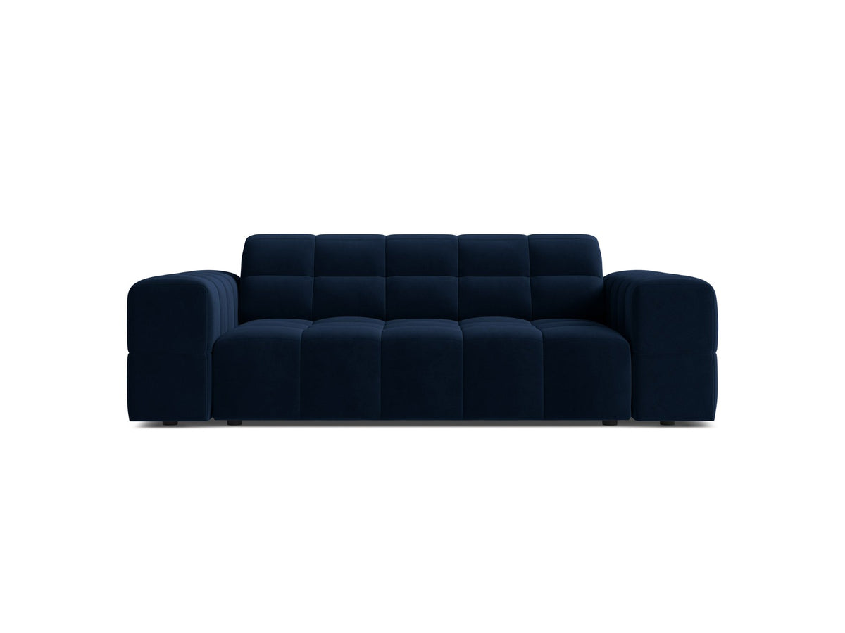 Beiges 2er Sofa Jennifer von Micadoni mit Chenille-Bezug, schwarzen Kunststoffbeinen und gepolsterter Rückenlehne auf hellem Hintergrund fotografiert.