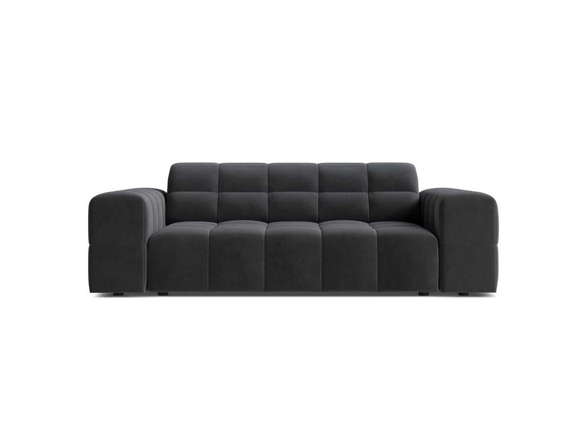 Beiges 2er Sofa Jennifer von Micadoni mit Chenille-Bezug, schwarzen Kunststoffbeinen und gepolsterter Rückenlehne auf hellem Hintergrund fotografiert.