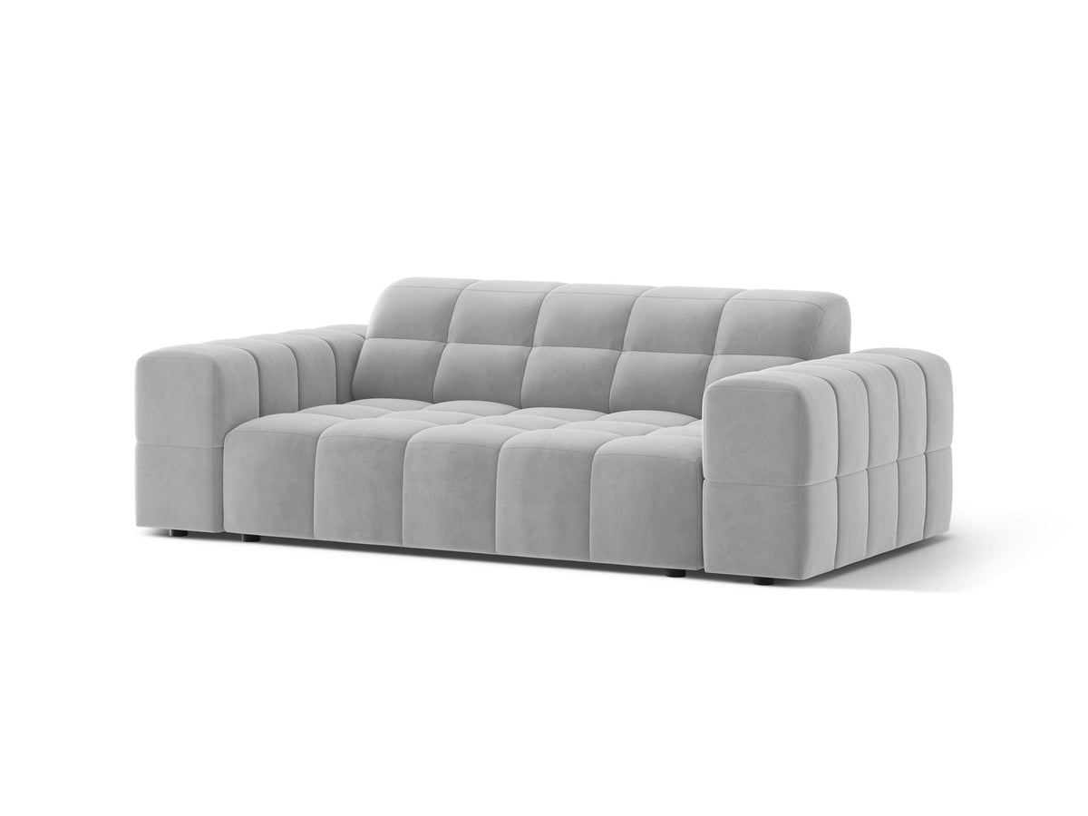 Beiges 2er Sofa Jennifer von Micadoni mit Chenille-Bezug, schwarzen Kunststoffbeinen und gepolsterter Rückenlehne auf hellem Hintergrund fotografiert.