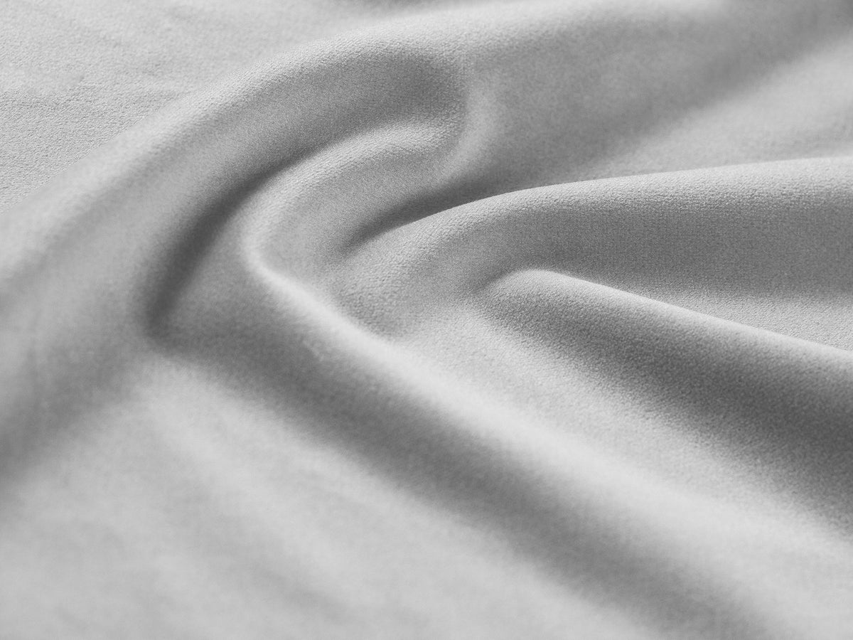 Beiges 2er Sofa Jennifer von Micadoni mit Chenille-Bezug, schwarzen Kunststoffbeinen und gepolsterter Rückenlehne auf hellem Hintergrund fotografiert.