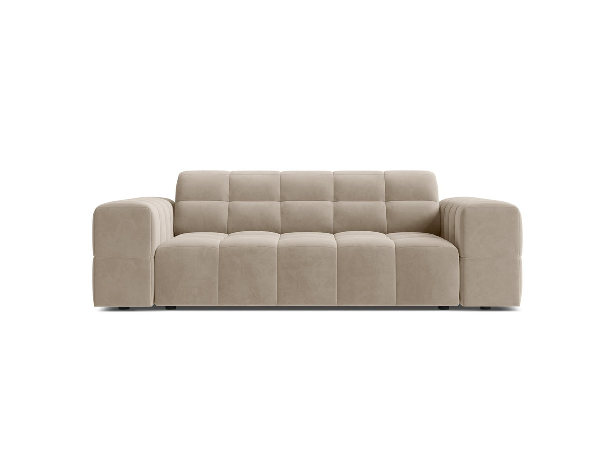 Beiges 2er Sofa Jennifer von Micadoni mit Chenille-Bezug, schwarzen Kunststoffbeinen und gepolsterter Rückenlehne auf hellem Hintergrund fotografiert.