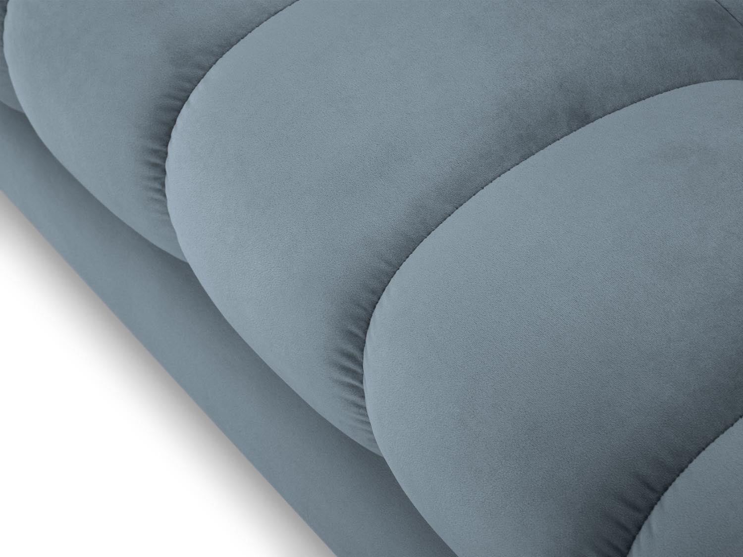 Stylisches 2-Sitzer Velour Sofa Mamaia in zartem Hellblau und edlem Schwarz, perfekt für zeitgemäße Einrichtung und entspannte Momente.