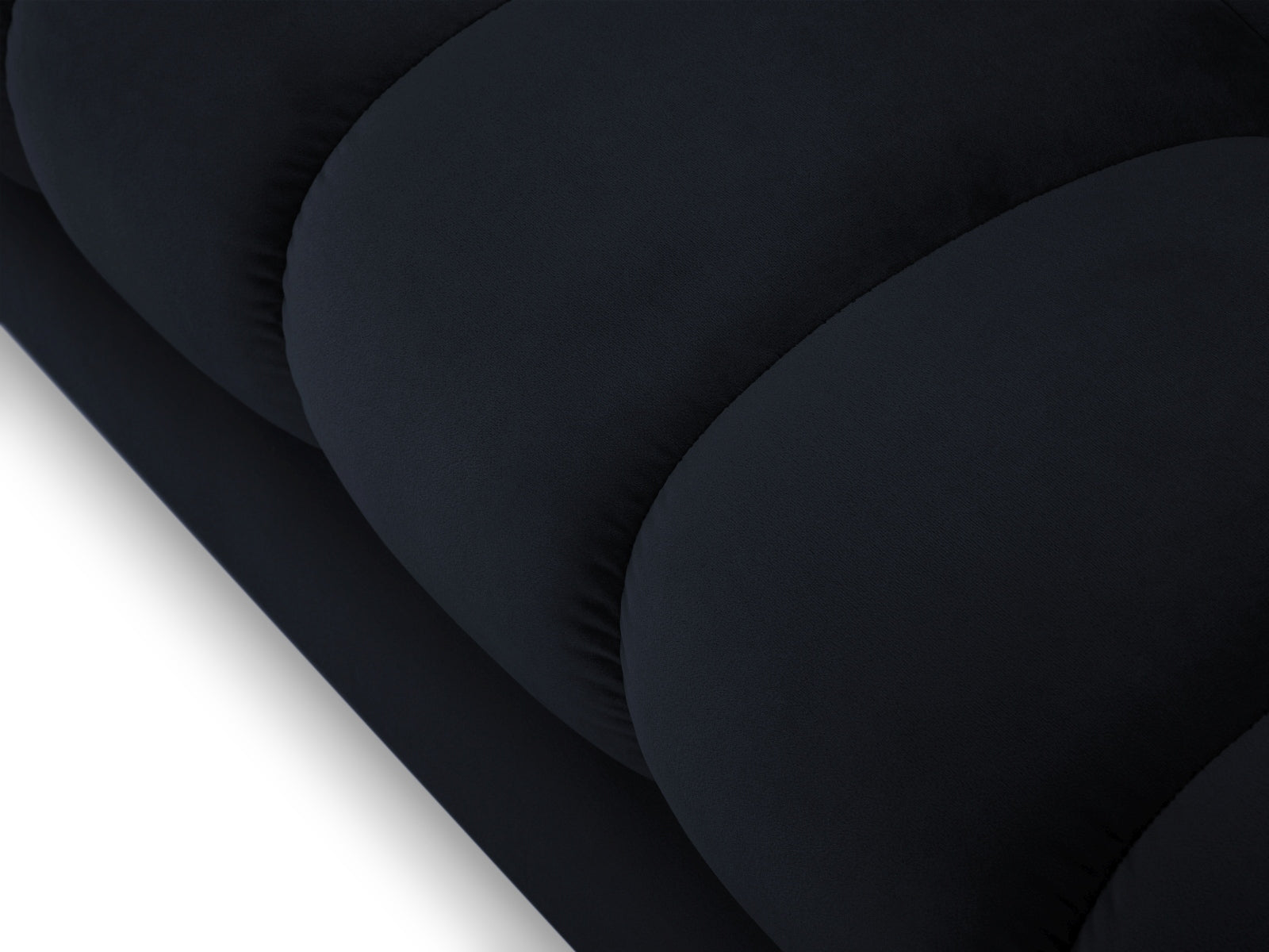 Stilvolles 2-Sitzer Sofa Mamaia in luxuriösem Velours, tiefblau, perfekt für moderne Wohnkonzepte und gemütliche Abende.