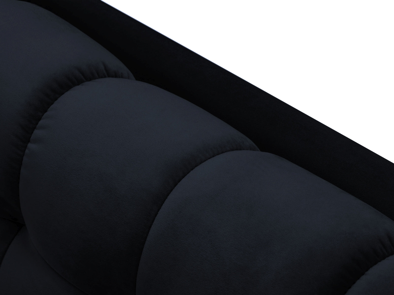 Elegantes 2-Sitzer Sofa Mamaia aus weichem Velours in tiefblau, ideal für stilvolle Wohnräume und entspannte Stunden.
