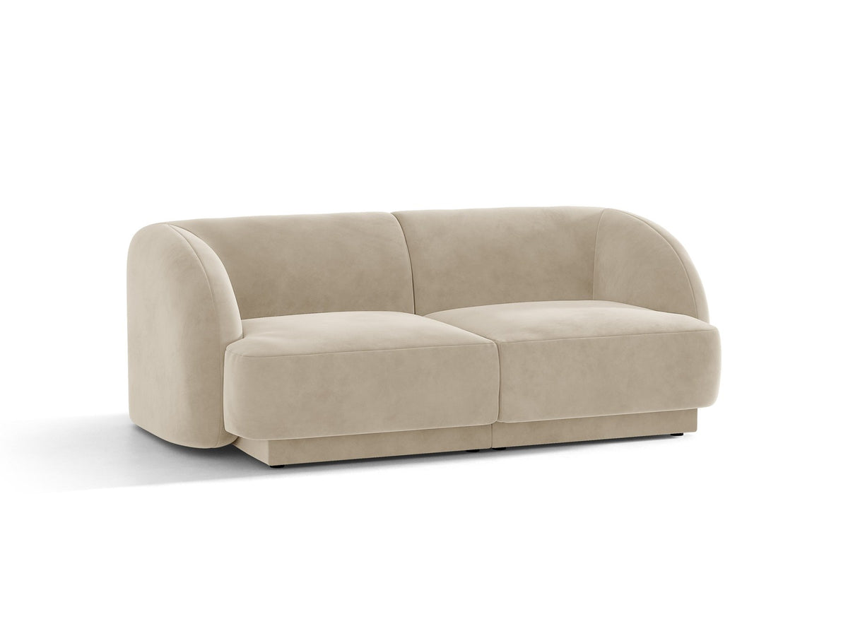 Dunkelbeiges 2er Sofa Miley von Micadoni mit Bluvel-Stoffbezug, schwarzen Kunststoffbeinen und flacher Rückenlehne, freigestellt fotografiert.