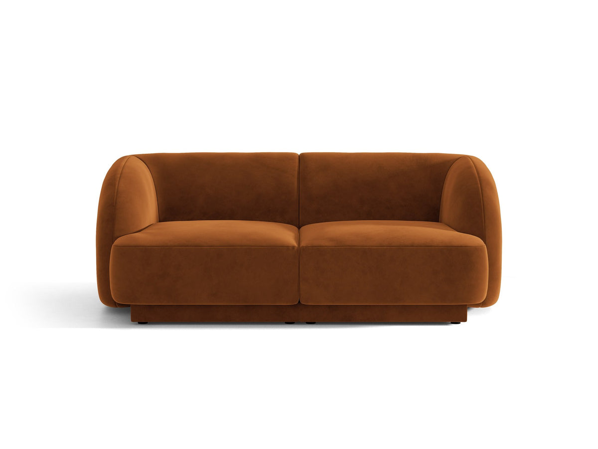 Dunkelbeiges 2er Sofa Miley von Micadoni mit Bluvel-Stoffbezug, schwarzen Kunststoffbeinen und flacher Rückenlehne, freigestellt fotografiert.