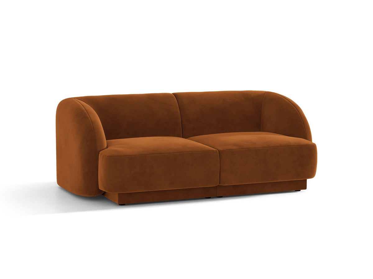 Dunkelbeiges 2er Sofa Miley von Micadoni mit Bluvel-Stoffbezug, schwarzen Kunststoffbeinen und flacher Rückenlehne, freigestellt fotografiert.